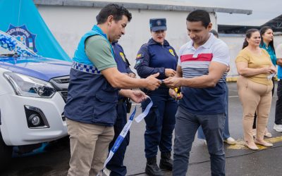 Policía municipal con patrullero nuevo